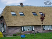 Foto 1: Steen / keramiek
Ook geglazuurde nokvorsten zijn leverbaar deze aangebrachte nok heeft een groene kleur,geheel naar wens van de klant.